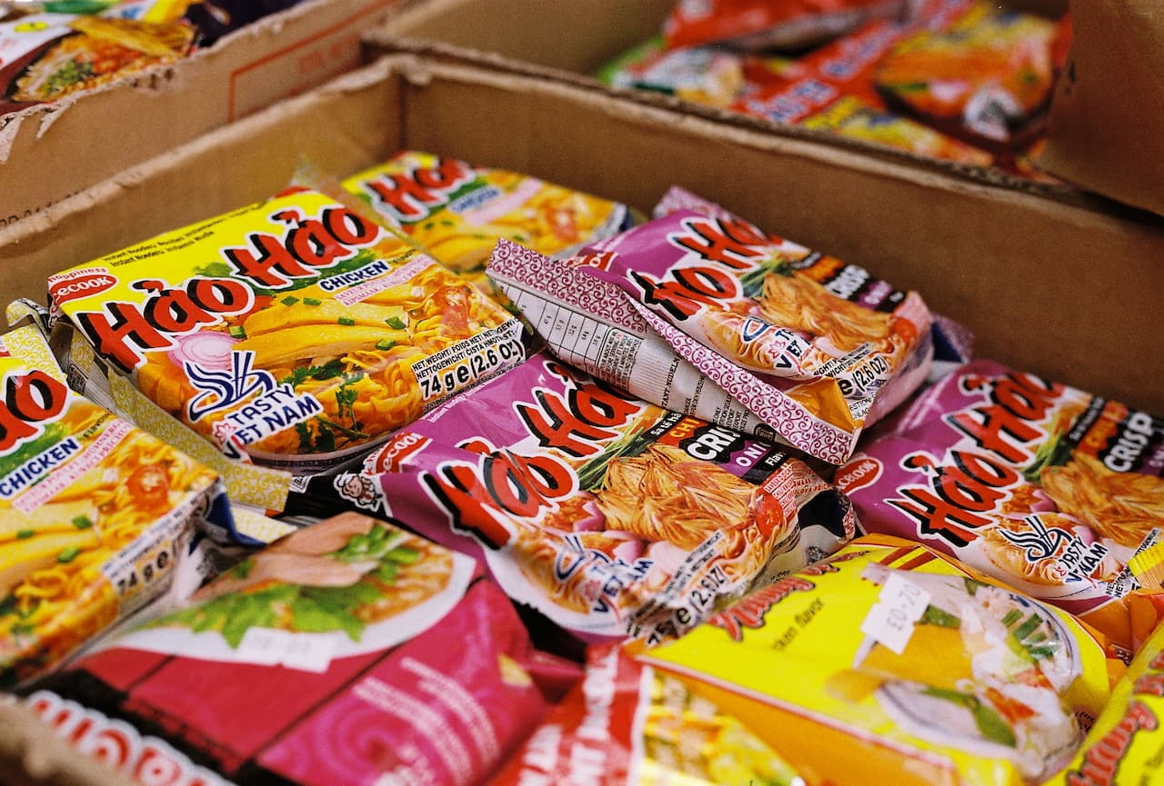 Box of Vietnamese Hảo Hảo instant noodle packets